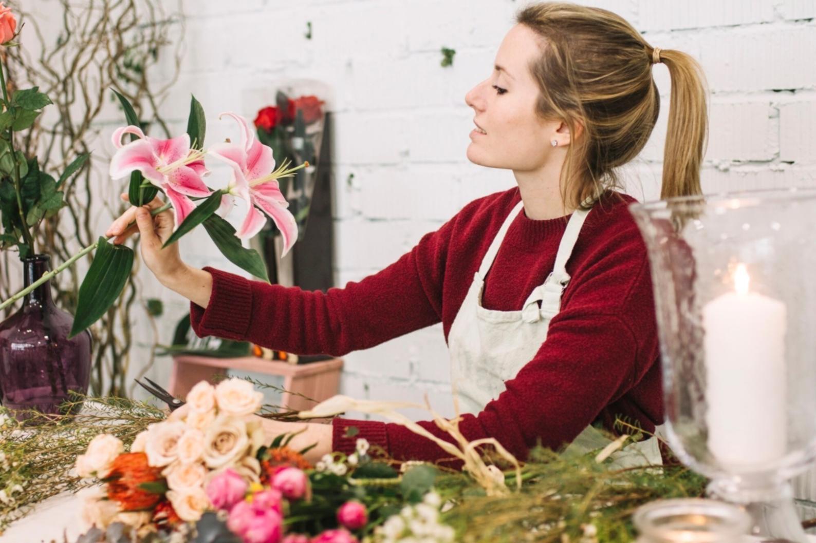 Desain bunga interior elegan yang menampilkan perpaduan harmonis antara tanaman hias dan penataan ruang modern