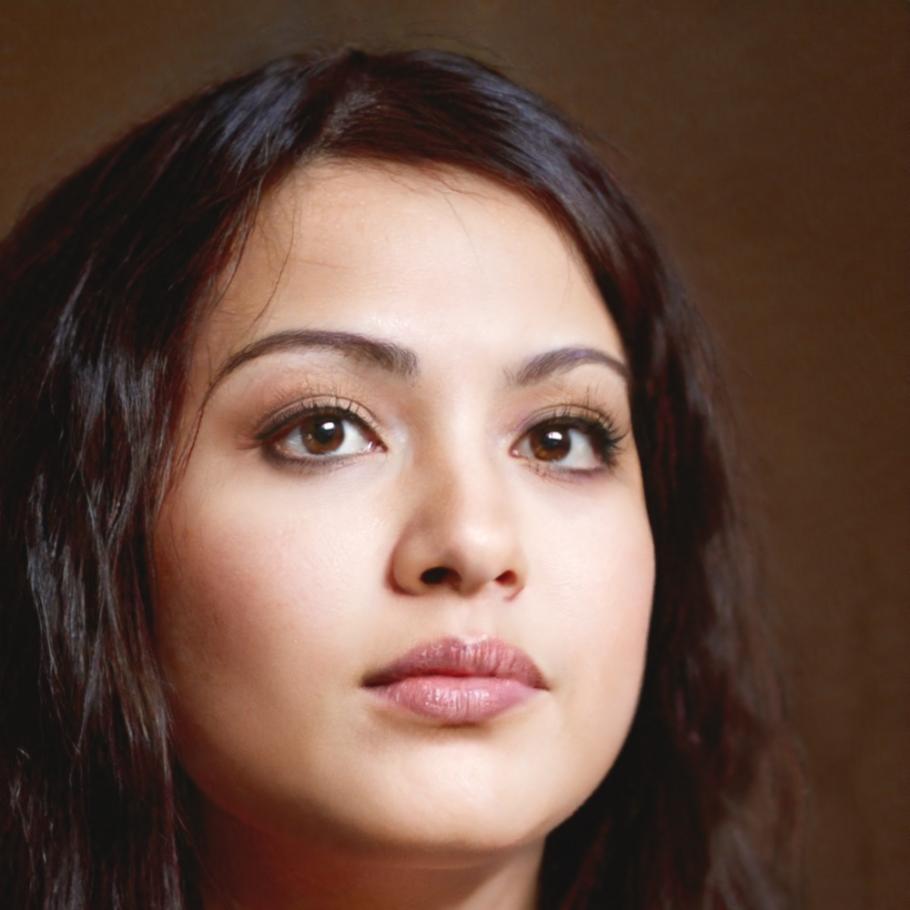 Foto Ibu Sari, manajer kantor hukum